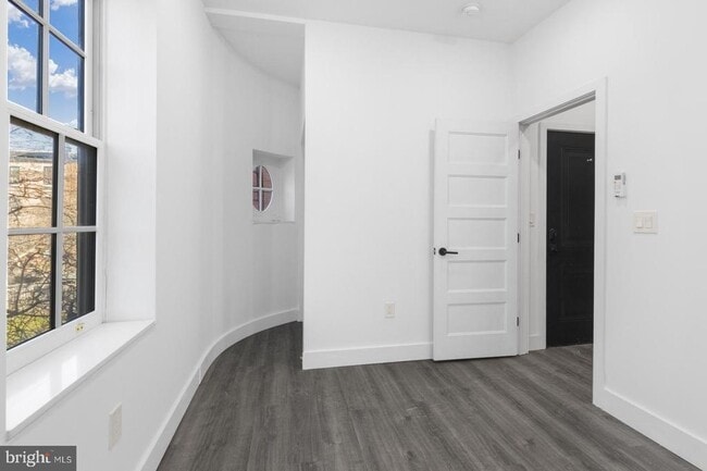 Building Photo - 212 Catharine St