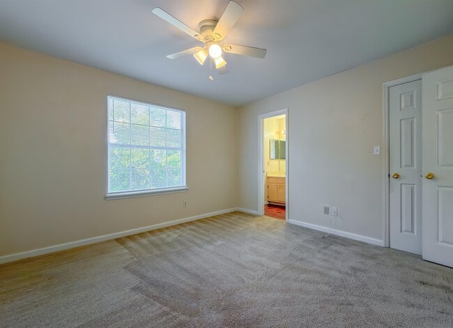 Building Photo - 696 Timberwood Cir E