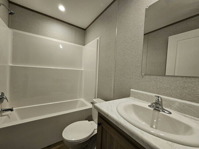 Building Photo - 514 Suwanee Dr