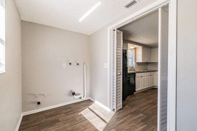 Building Photo - 3/2/1 in Port Richey