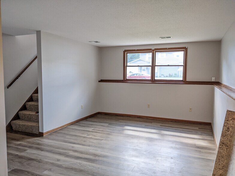 Building Photo - 303 N 6th St