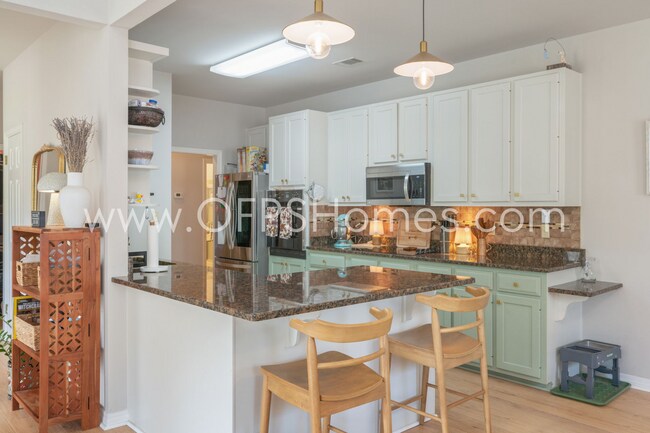 Building Photo - 3/2 in Destin!! AVAILABLE JULY 1