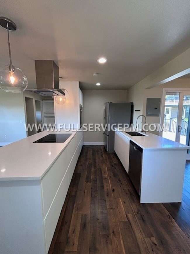 Building Photo - Exceptional South Beacon Hill 3 BD 2 BA! Huge Deck!