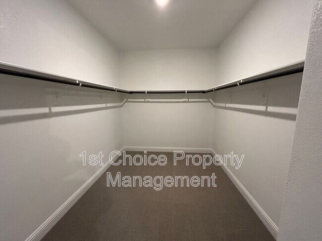 Building Photo - 2101 Sun Star Dr