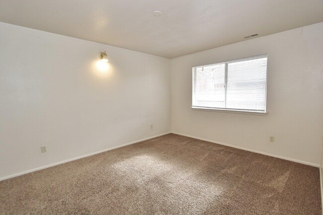 Building Photo - 639 N Moffatt Ave