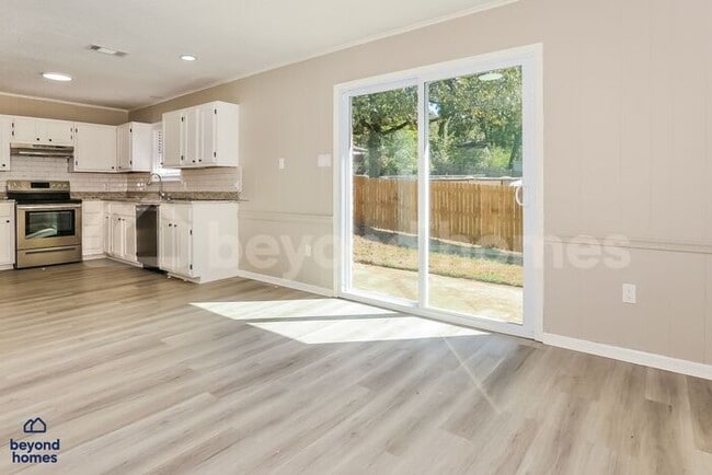 Building Photo - Beautifully Renovated 4 bedroom / 3 full bath with 1,691 sq feet of space!