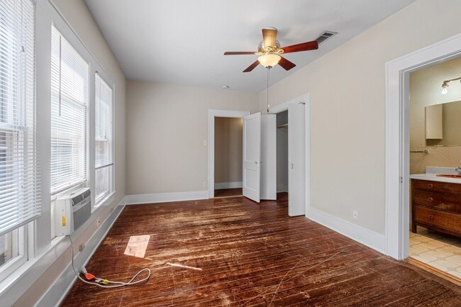 Building Photo - 4 Bedroom, 3 Bath in North Campus / Hyde Park