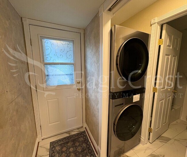 Building Photo - *2nd Month Rent Free* 3 Bedroom Townhome Near Country Club Golf Course