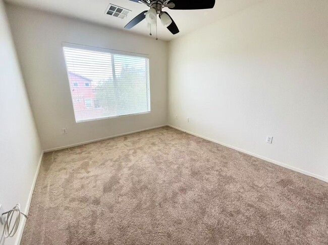 Building Photo - Gorgeous 3 bed, 2 1/2bath home.