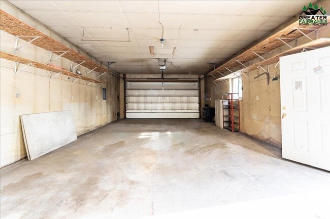 Building Photo - Large 3 bedroom 2 bath 2 car garage with s...