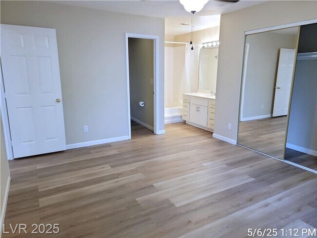 Building Photo - 1ST FLOOR UNIT IN HEART OF GREEN VALLEY!!