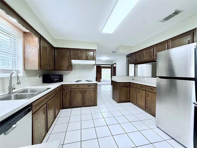 Building Photo - 25419 Lynbriar Ln
