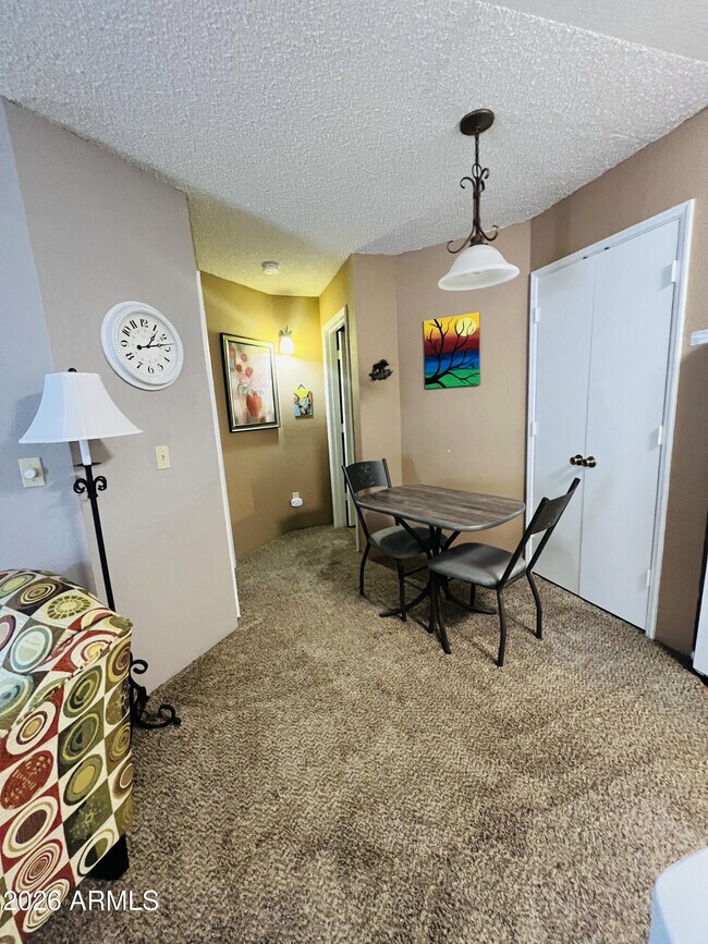 Building Photo - 2700 S White Mountain Rd