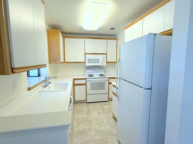 Building Photo - Fabulous Townhouse at Ashford Court - Close to BART, Downtown & Trails !