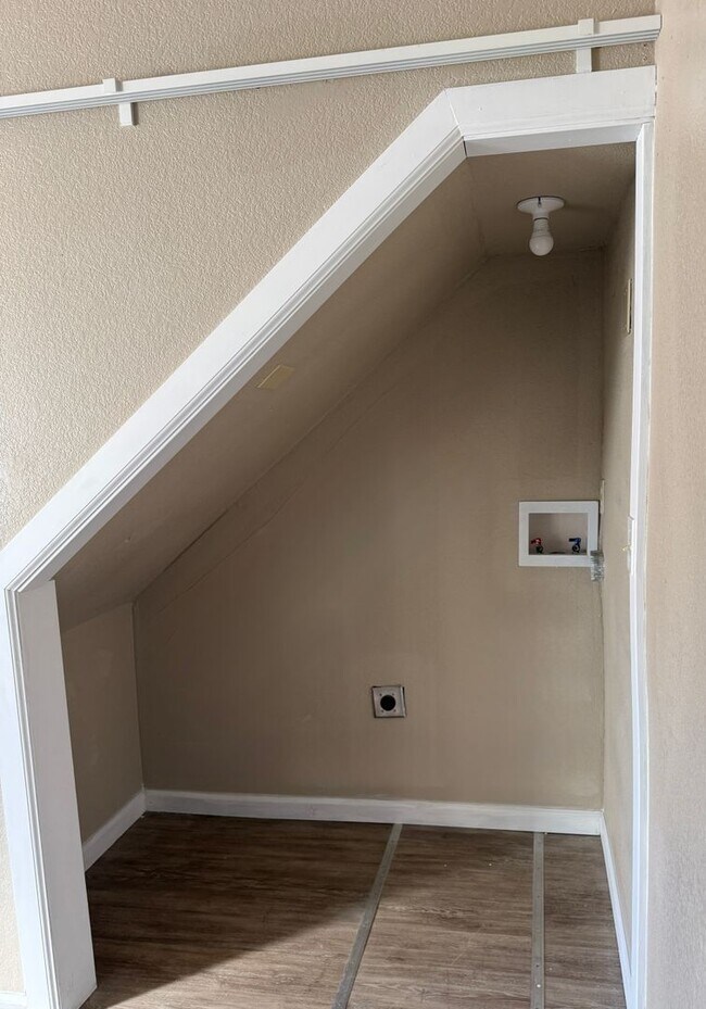 Building Photo - 1717 Oakshire Ln