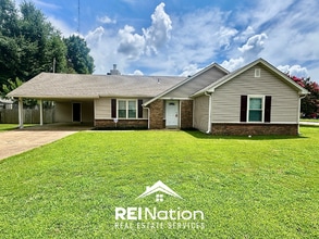 Building Photo - Move-In Ready 3BR/2BA Home in 38133 - Hardwood Floors & Great Storage