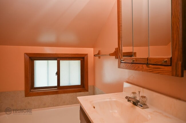 Building Photo - Charming 2 Bed 1 Bath Single Family Home f...