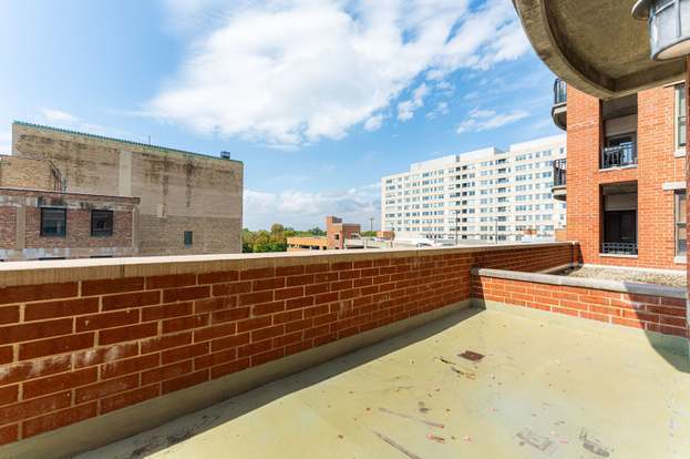 Building Photo - 1124 Lake St