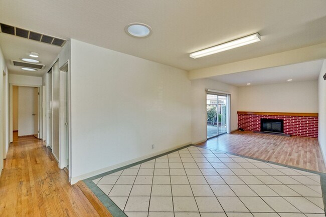 Building Photo - 1109 White Cliff Dr