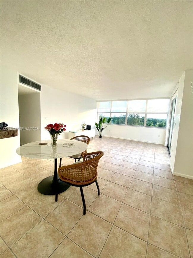 Building Photo - 1300 NE Miami Gardens Dr