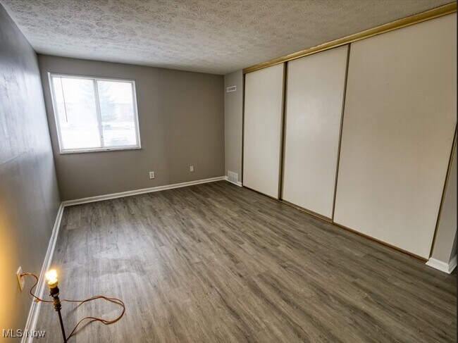Building Photo - 4383 Inner Cir Dr