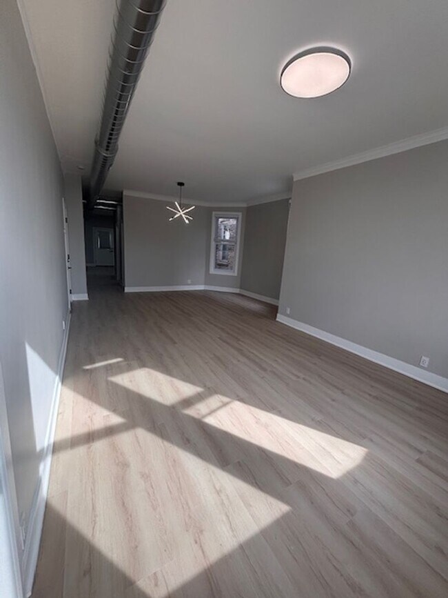 Building Photo - Beautifully remodeled modern 3 bedroom 2 bath unit