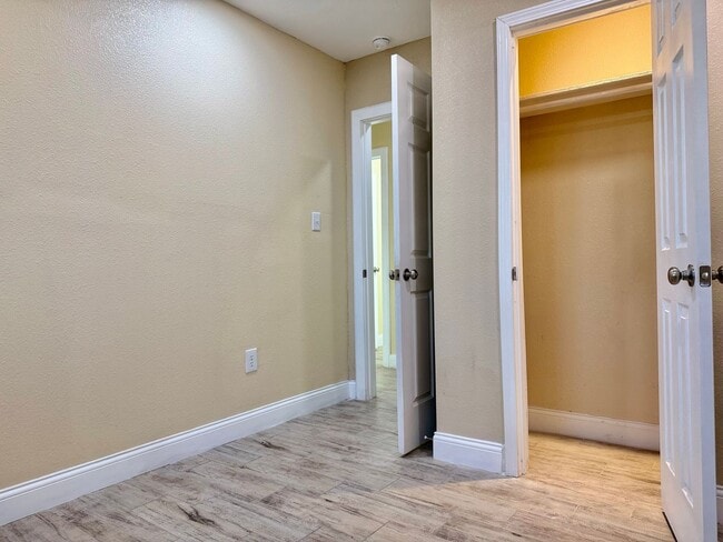 Building Photo - House For Rent