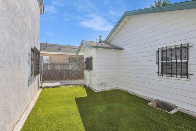 Building Photo - MODERN 2BED/1BATH APARTMENT WITH WASHER/DRYER HOOKUPS | SOUTH LA