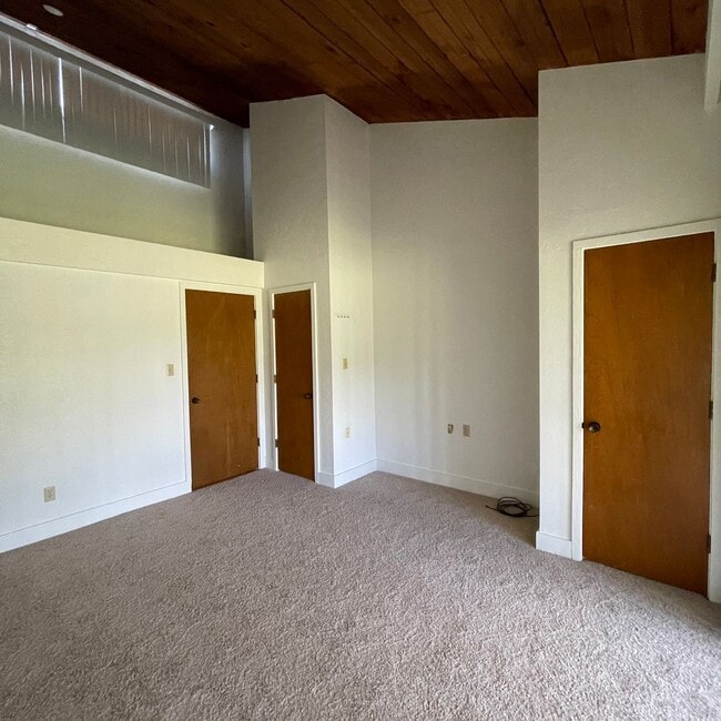 Building Photo - Beautiful 1-Bedroom Condo in the Beautiful...