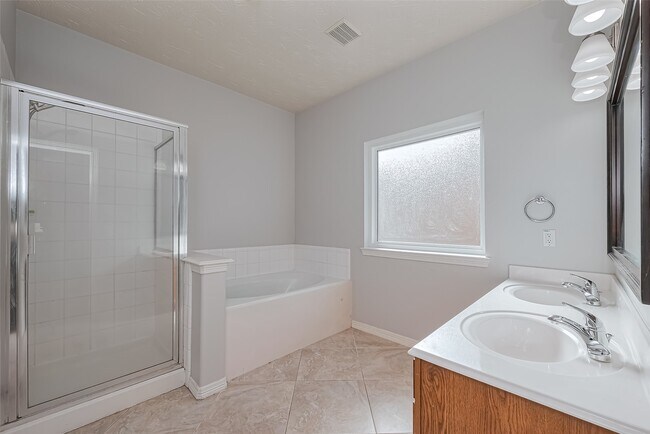 Building Photo - 2202 Highland Crossing Dr