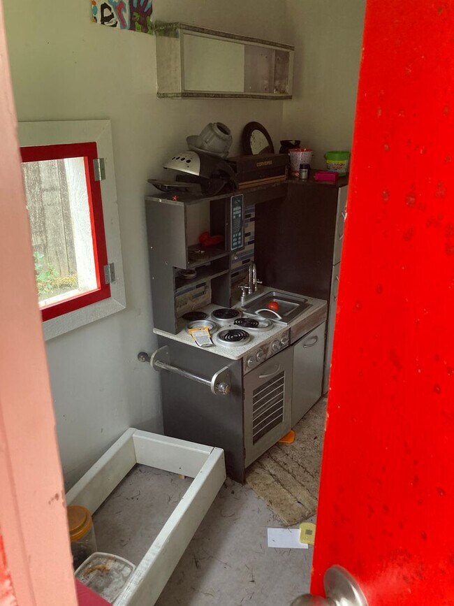 Building Photo - Cozy 4-Bedroom 1.5 Bath Gem with Fenced Ya...