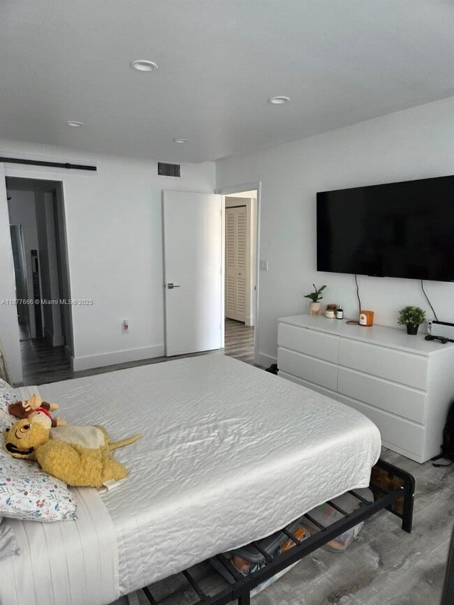 Building Photo - 9320 Fontainebleau Blvd