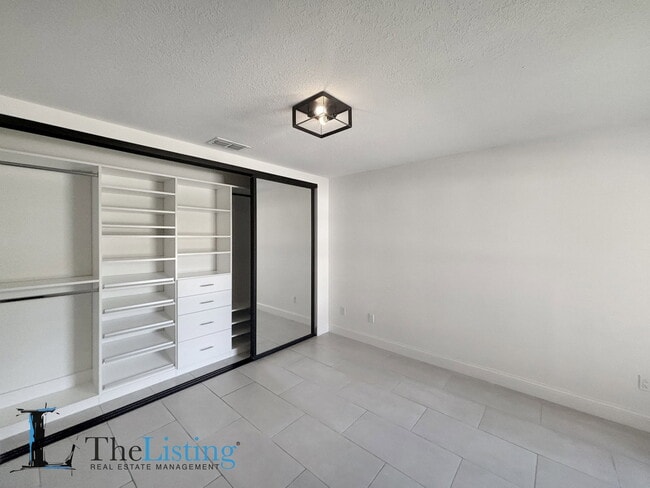 Building Photo - 8183 Terraza Ct