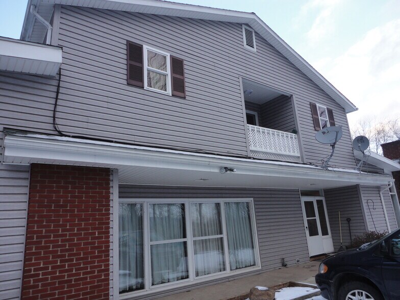 House with parking area - 1901 Woodland Rd