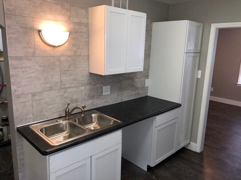 Kitchen - 18768 Roscommon St