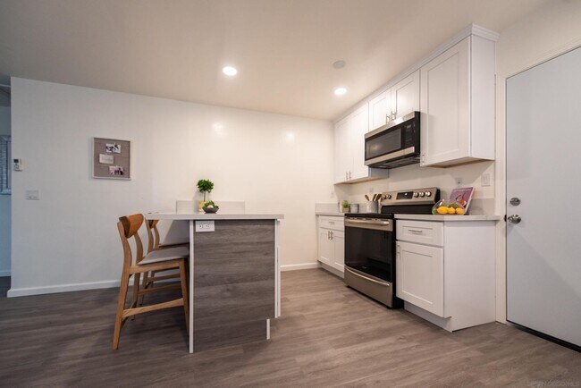 Building Photo - Van Dyke Triplex