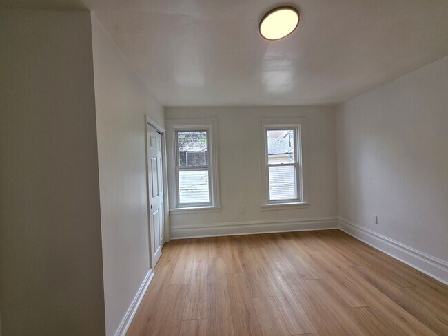 Building Photo - Space 3 bed 1 bath house for rent in Braddock!