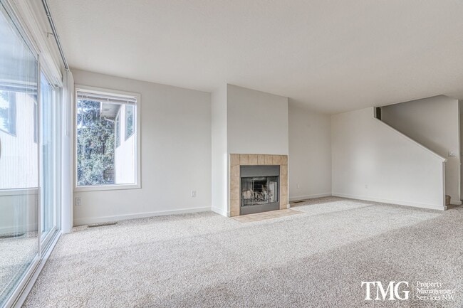 Building Photo - Spacious 4BR Townhome with AC, W/D, Garage...