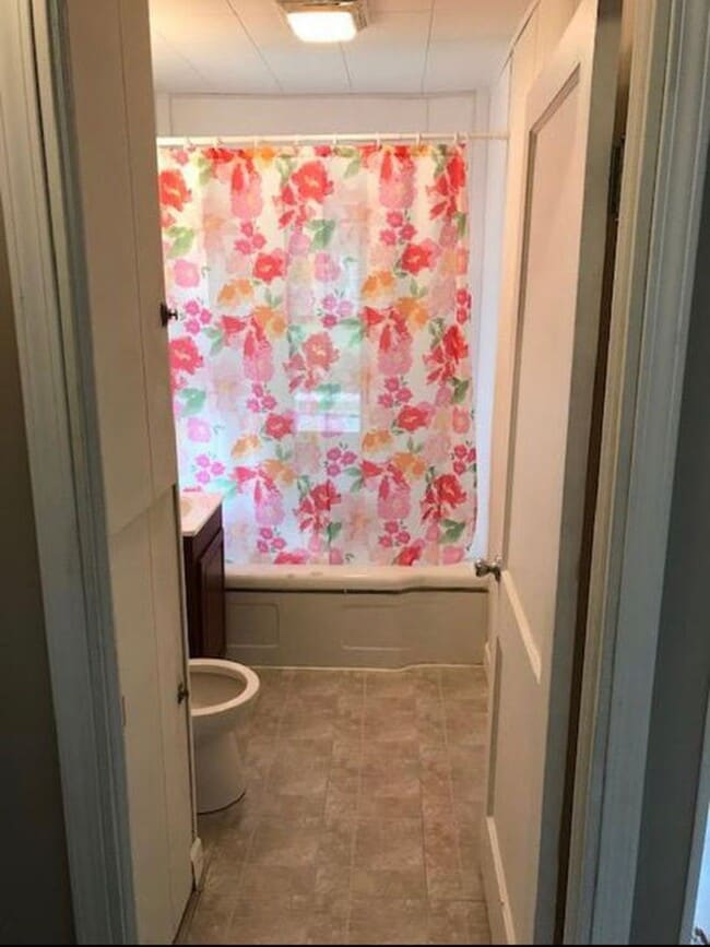 Building Photo - HOUSE...3 Bed 1 Bath