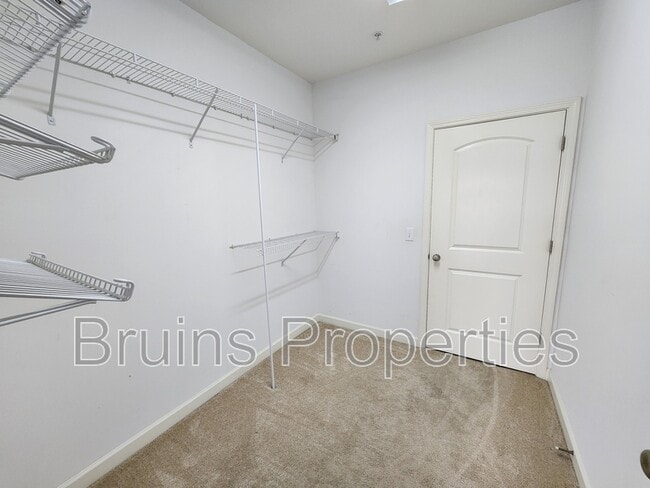 Building Photo - 7104 W Friendly Ave