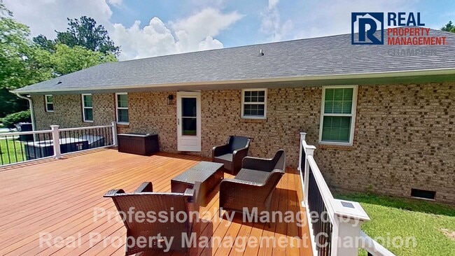 Building Photo - Spacious and Beautifully Updated 3 BD/2 BA Home on Large Lot