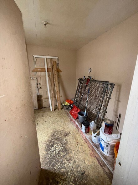 Building Photo - 246 E York Ave