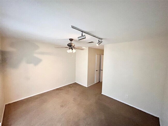 Building Photo - 10639 Sandpiper Dr