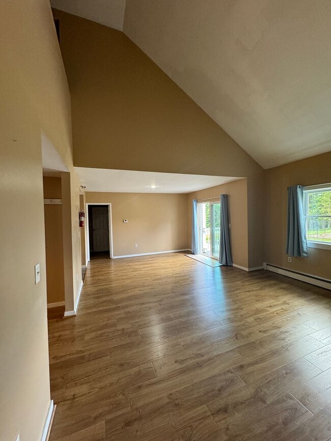 Building Photo - Spacious 3-Bedroom 3 Bath Condo on Ascutne...