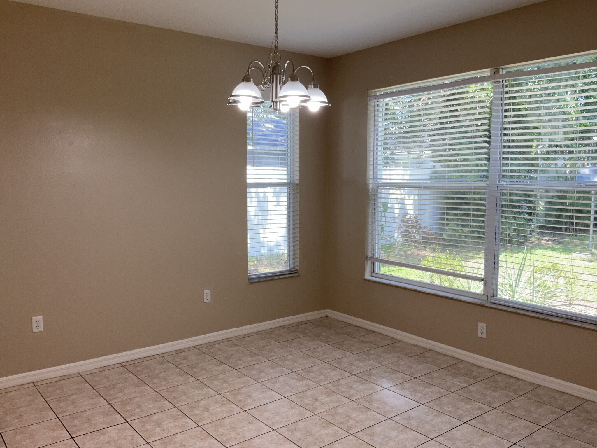 Building Photo - 2804 Spring Meadow Dr