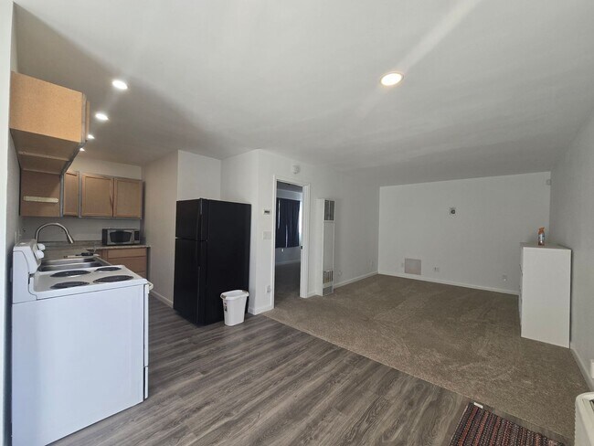 Building Photo - 417 &amp; 417 1/2 16th ST W