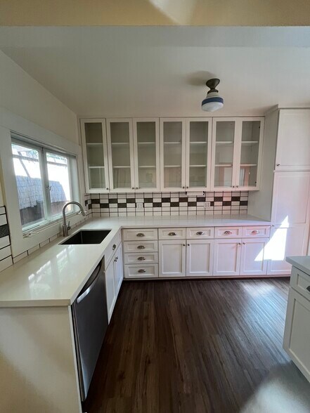 Kitchen - 1318 N McCadden Pl