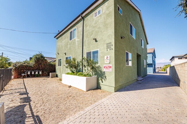 Building Photo - Now Leasing – $3,309 Effective Rent (True ...