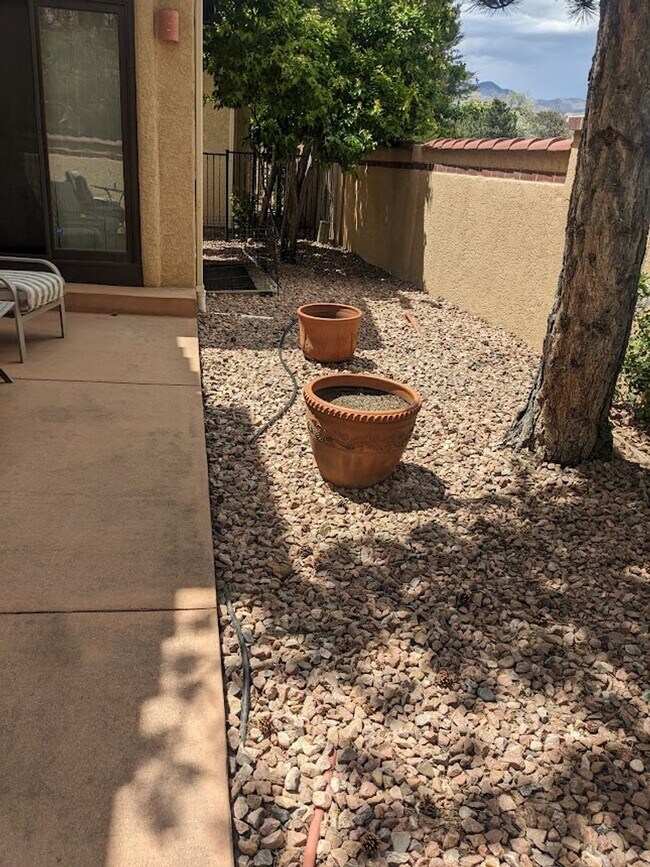 Building Photo - Westside Residence Near Kissing Camels & G...