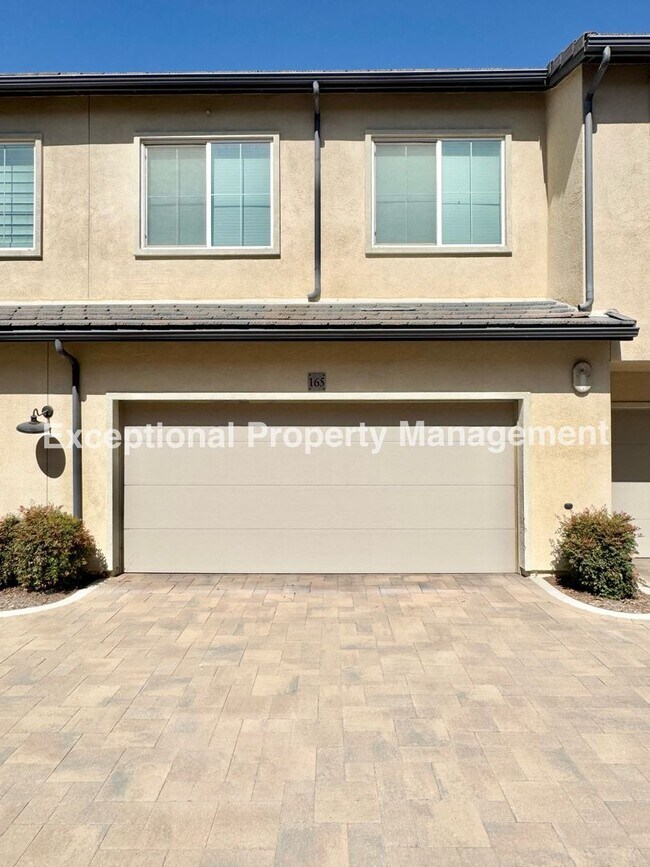 Building Photo - Ready to move in 3 bed 3 bath home!